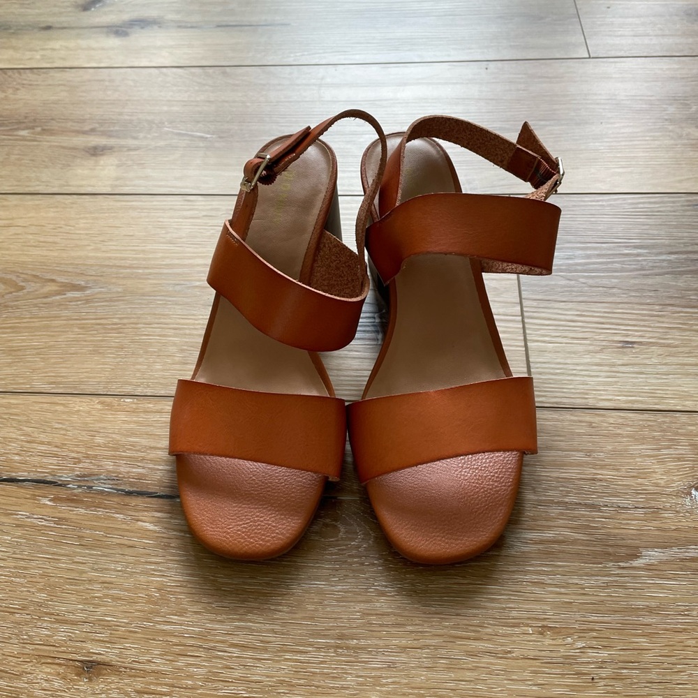 NWOT Old Navy Cognac Block Heel - Picture 3 of 4